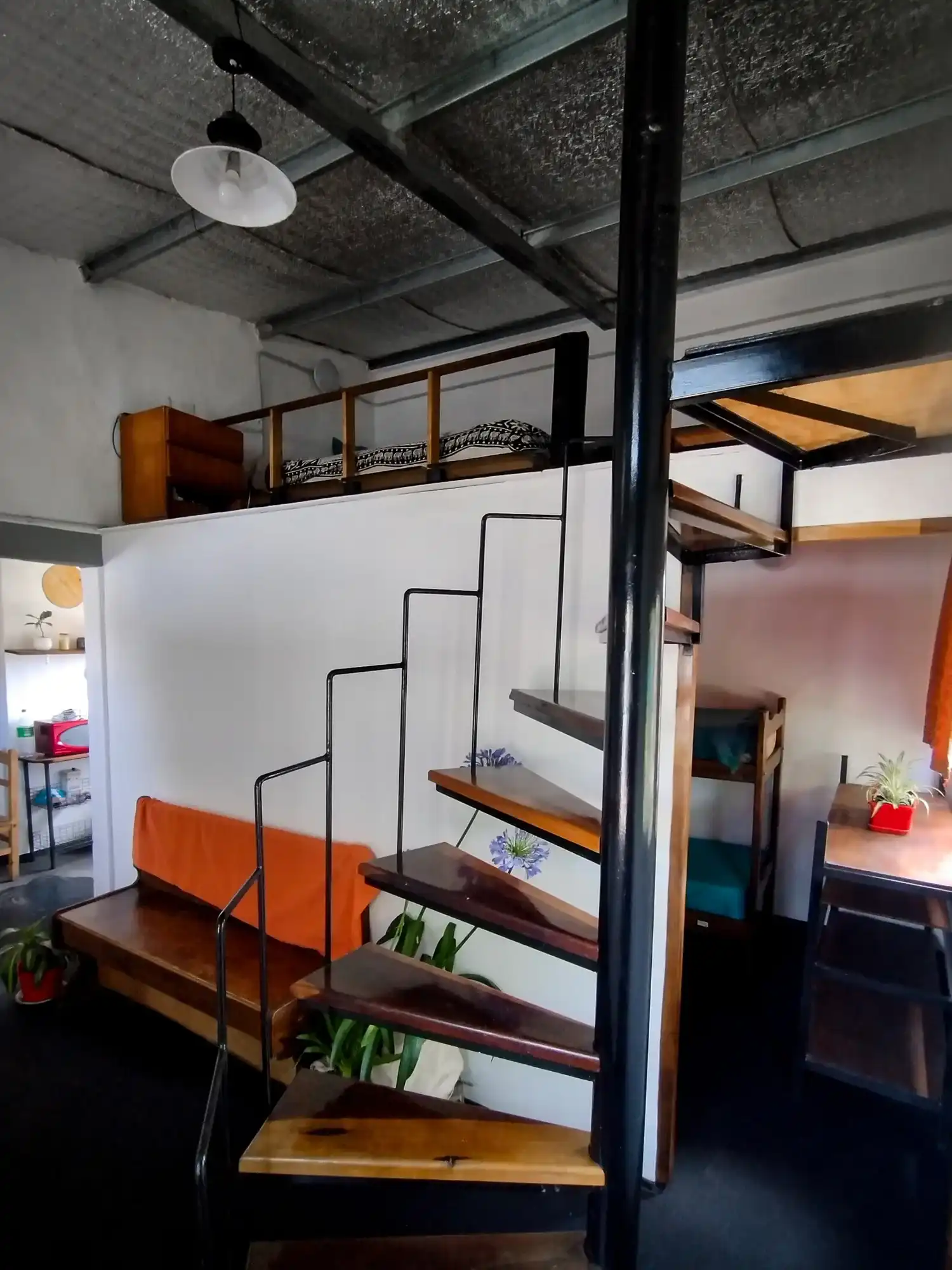 Casa A — living con escalera al dormitorio de arriba